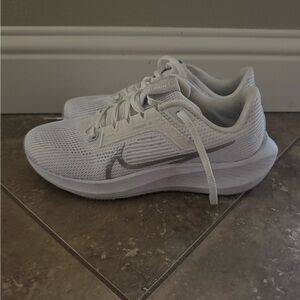 Pegasus women’s Nike zoom White Sneakers